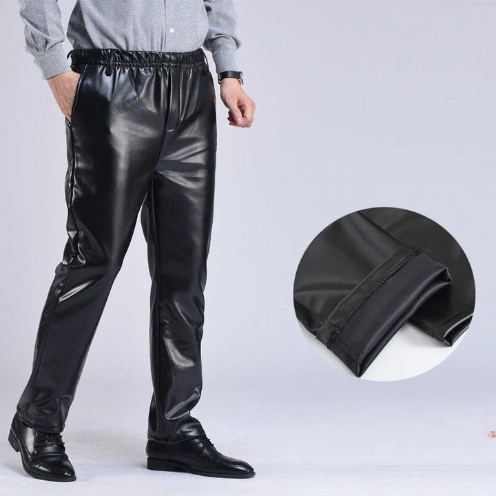 Bequeme herrenhose im lederlook