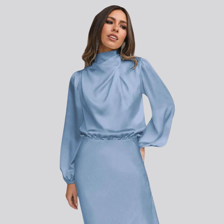 Luxuriöses Satin-Kleid mit hohem Ausschnitt