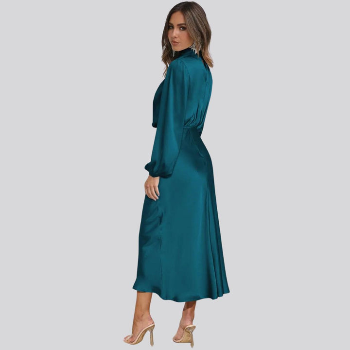 Luxuriöses Satin-Kleid mit hohem Ausschnitt