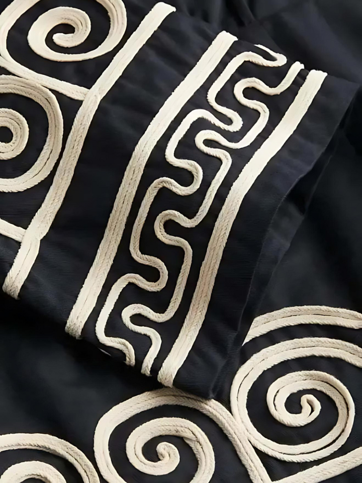 Besticktes langarmkleid