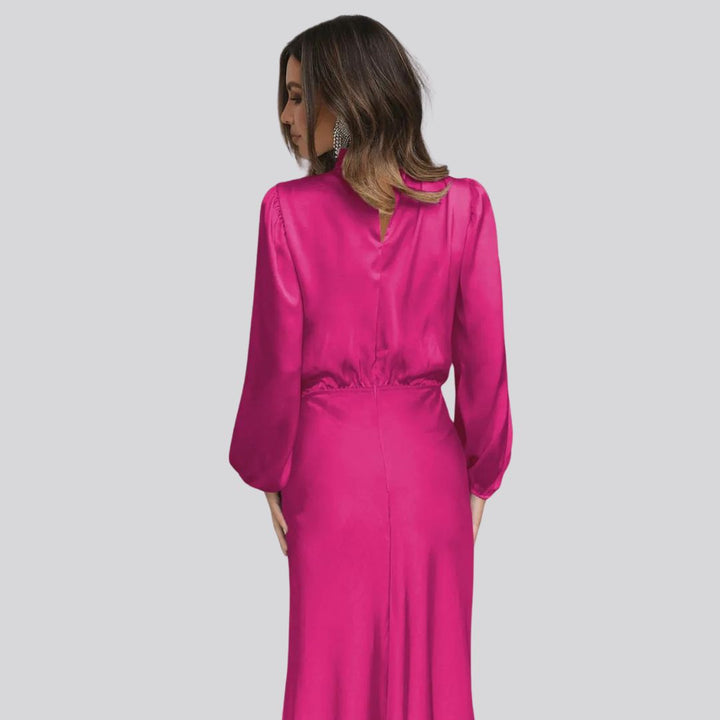 Luxuriöses Satin-Kleid mit hohem Ausschnitt