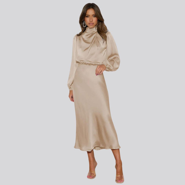 Luxuriöses Satin-Kleid mit hohem Ausschnitt
