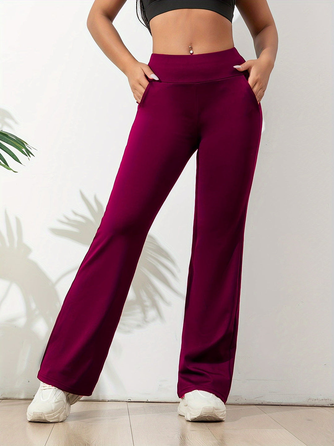 Hochtaillierte flared-hose mit seitentaschen