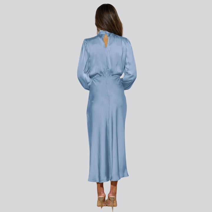 Luxuriöses Satin-Kleid mit hohem Ausschnitt