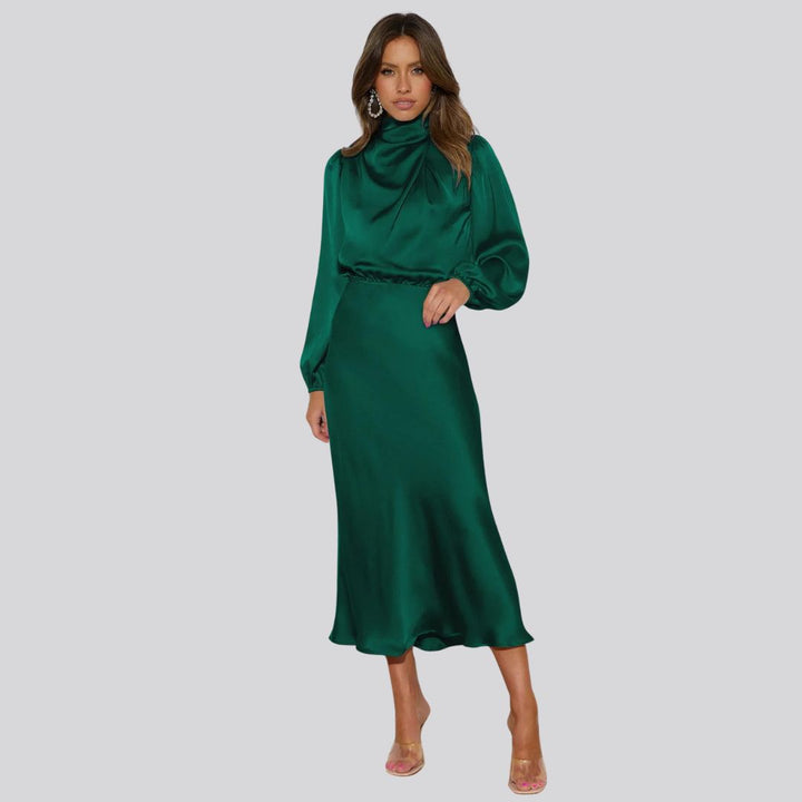 Luxuriöses Satin-Kleid mit hohem Ausschnitt
