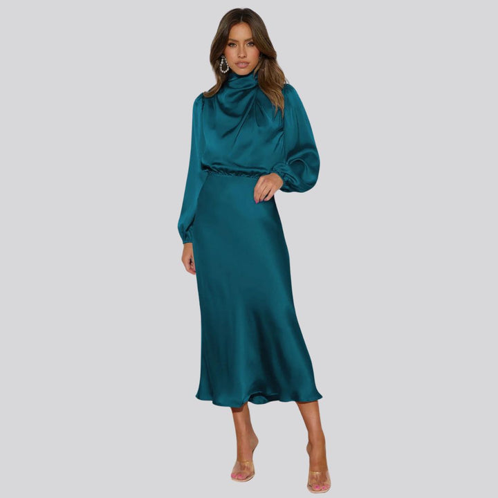 Luxuriöses Satin-Kleid mit hohem Ausschnitt