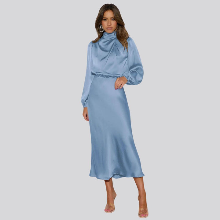 Luxuriöses Satin-Kleid mit hohem Ausschnitt