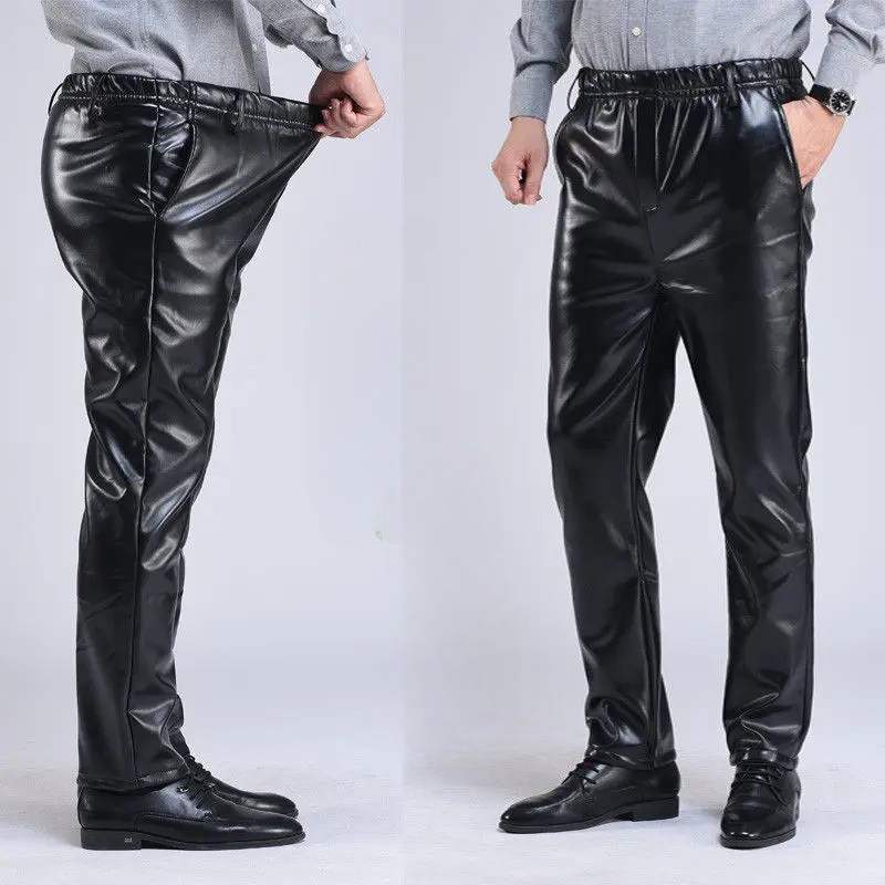 Bequeme herrenhose im lederlook