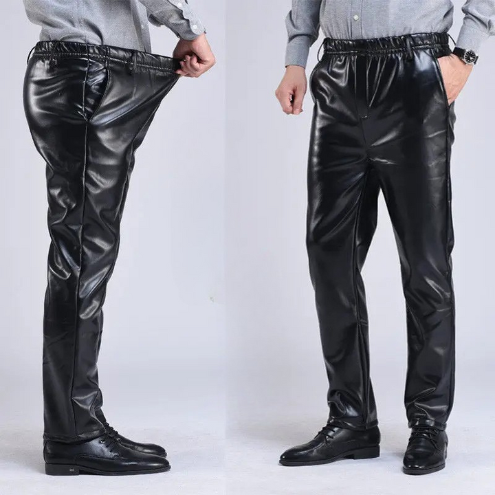 Bequeme herrenhose im lederlook