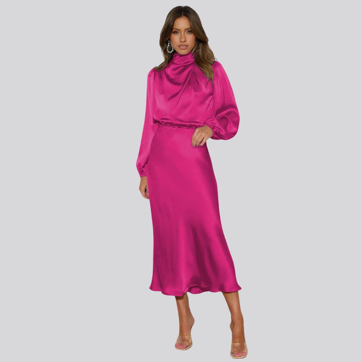 Luxuriöses Satin-Kleid mit hohem Ausschnitt