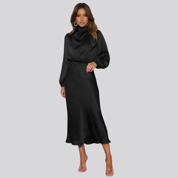 Luxuriöses Satin-Kleid mit hohem Ausschnitt