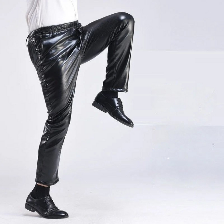 Bequeme herrenhose im lederlook