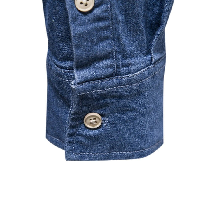 Modisches Herrenhemd im Denim-Stil