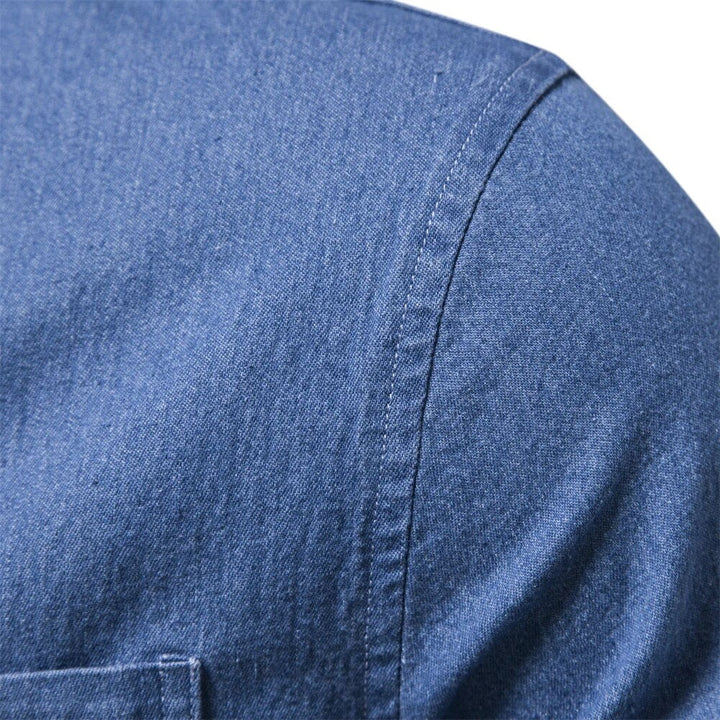 Modisches Herrenhemd im Denim-Stil