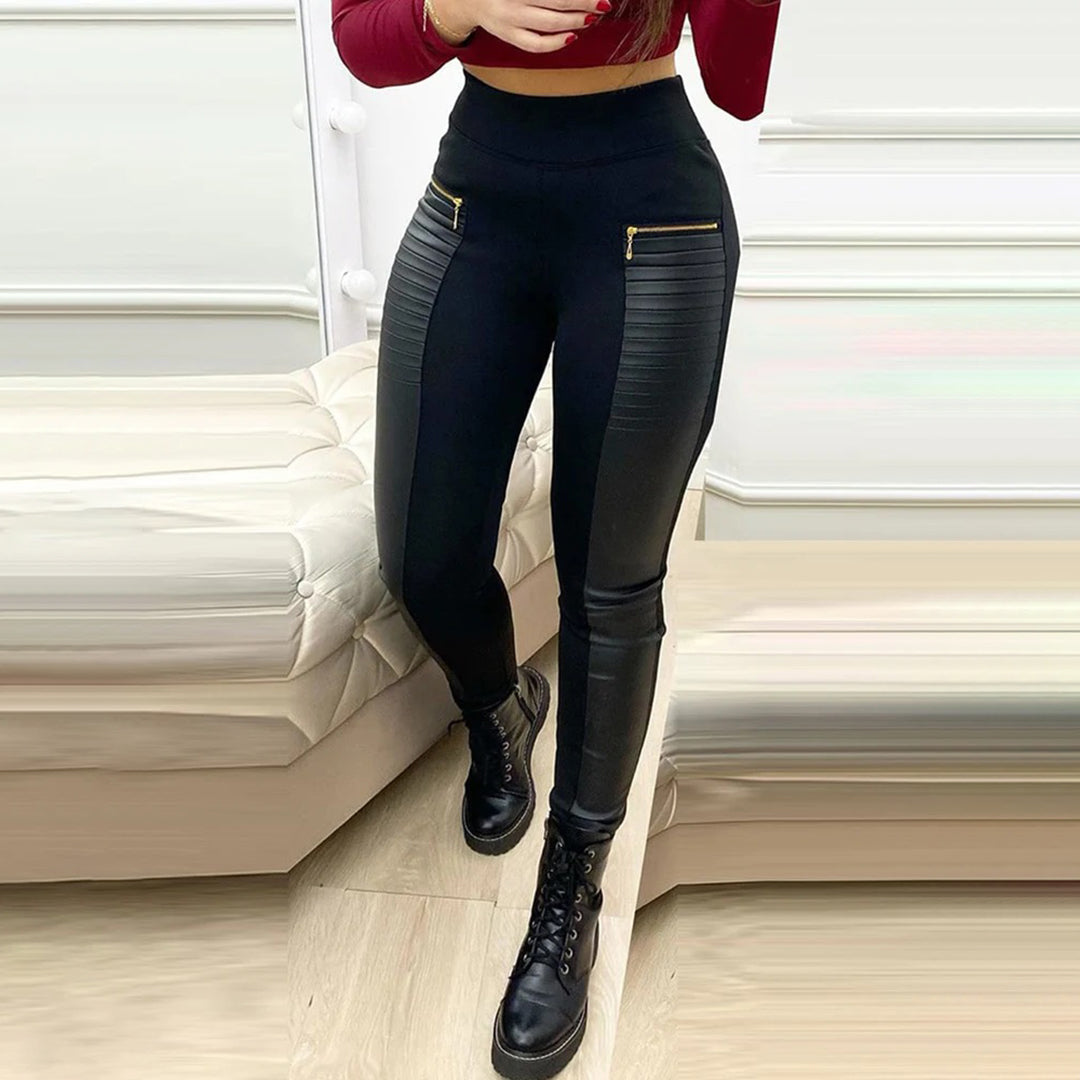 Stilvolle moderne damenhose im schwarzen lederstyle