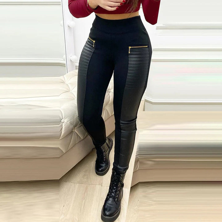 Stilvolle moderne damenhose im schwarzen lederstyle