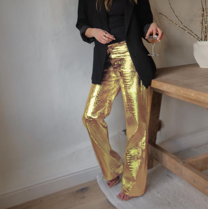 Elegante glänzende hose mit geradem bein
