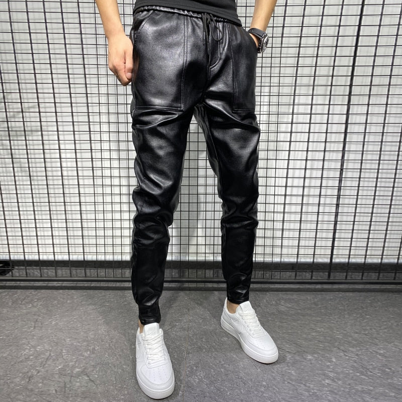 Moderne herrenhose im lederlook