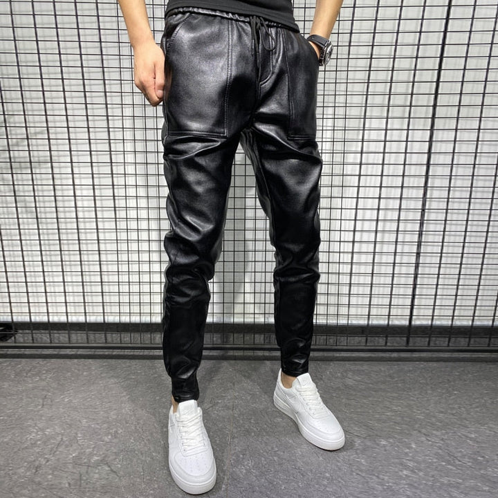 Moderne herrenhose im lederlook