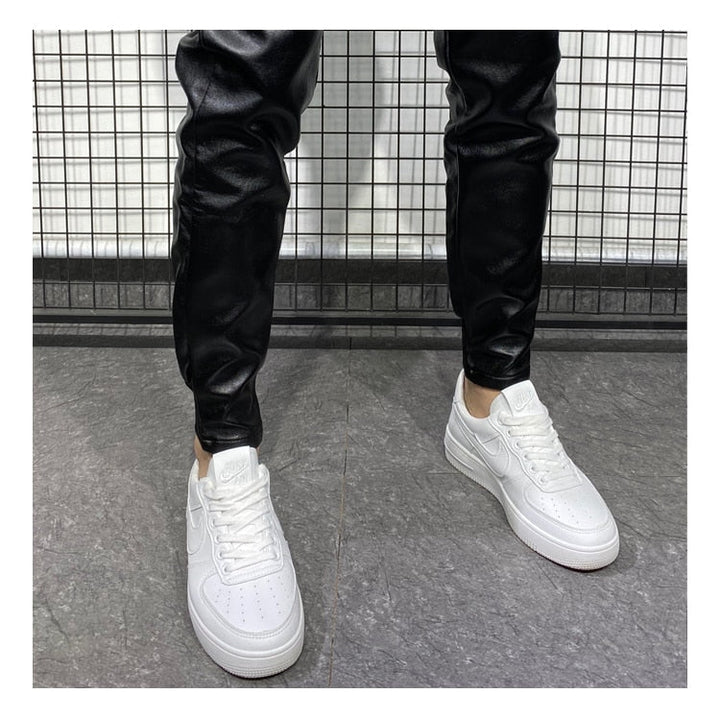Moderne herrenhose im lederlook