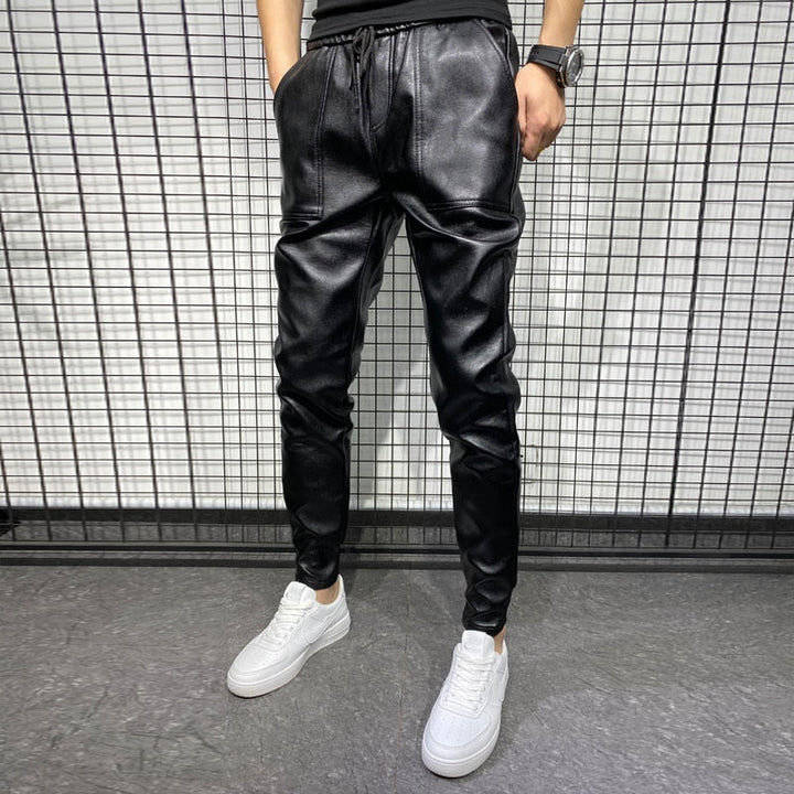 Moderne herrenhose im lederlook