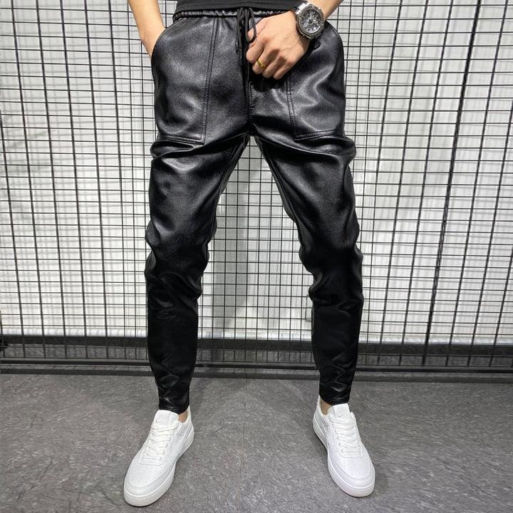 Moderne herrenhose im lederlook