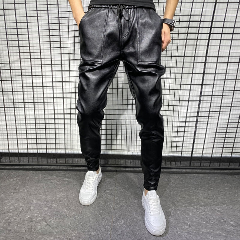 Moderne herrenhose im lederlook