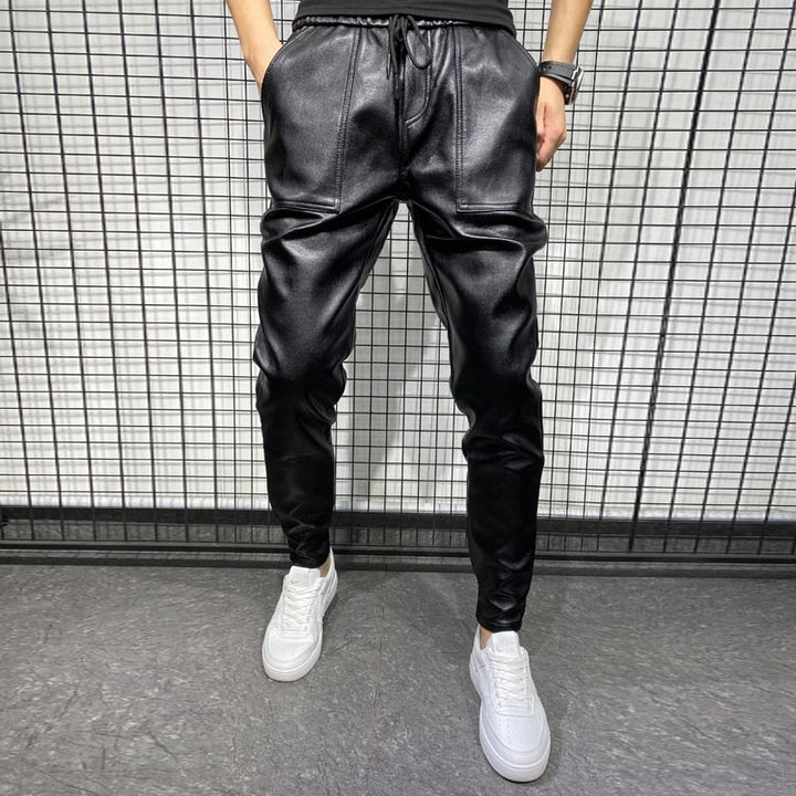 Moderne herrenhose im lederlook