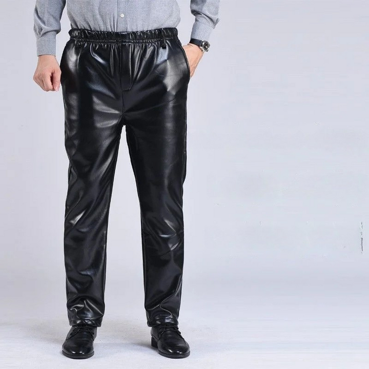 Bequeme herrenhose im lederlook