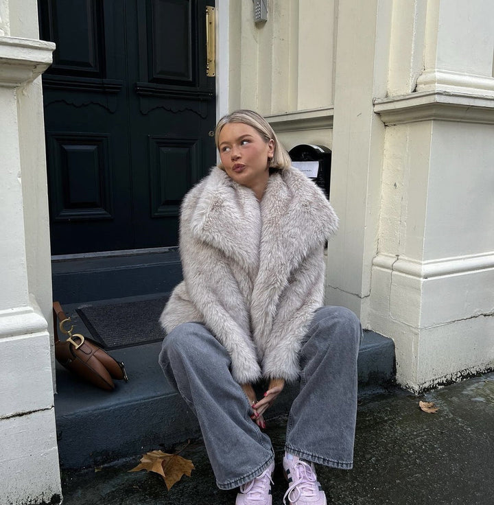 Kurze Felljacke mit Kragen für Damen | Modisch