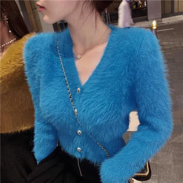 Eleganter flauschiger v-ausschnitt knopf-front cardigan