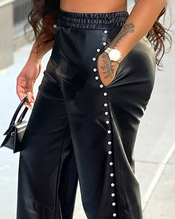 Elegante stilvolle high-waist-hose im lederlook mit weitem bein