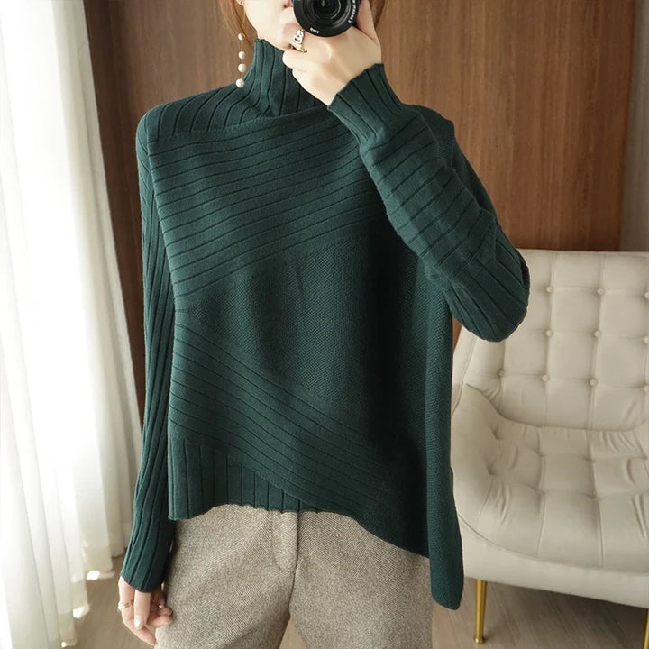 Gemütlicher pullover mit hohem kragen und asymmetrischem saum