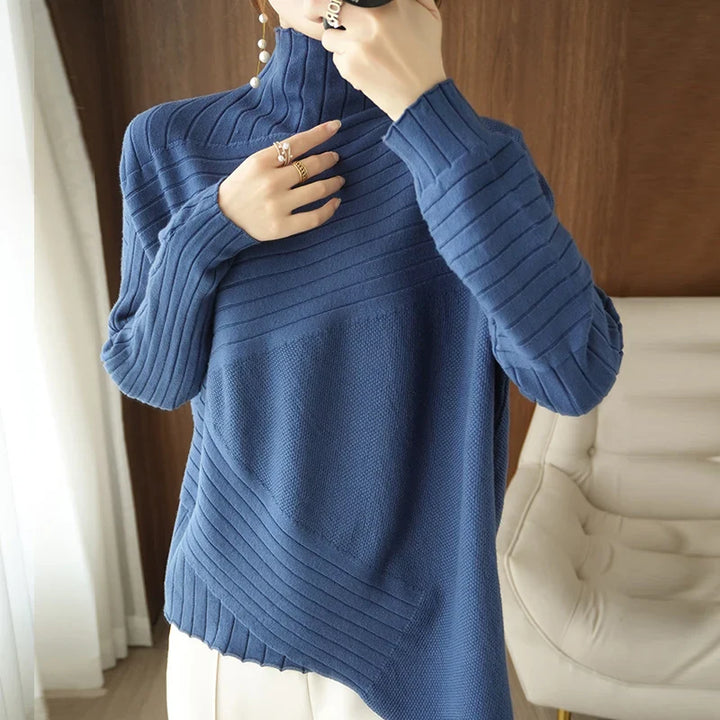 Gemütlicher pullover mit hohem kragen und asymmetrischem saum
