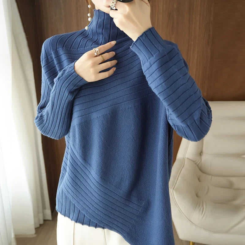 Gemütlicher pullover mit hohem kragen und asymmetrischem saum
