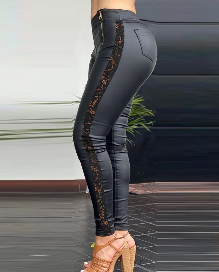 High-Waist-Hose im Lederlook mit eleganten Spitzendetails