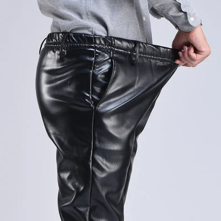 Bequeme herrenhose im lederlook