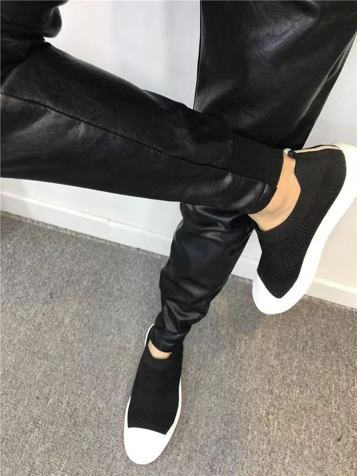Moderne herrenhose im lederlook