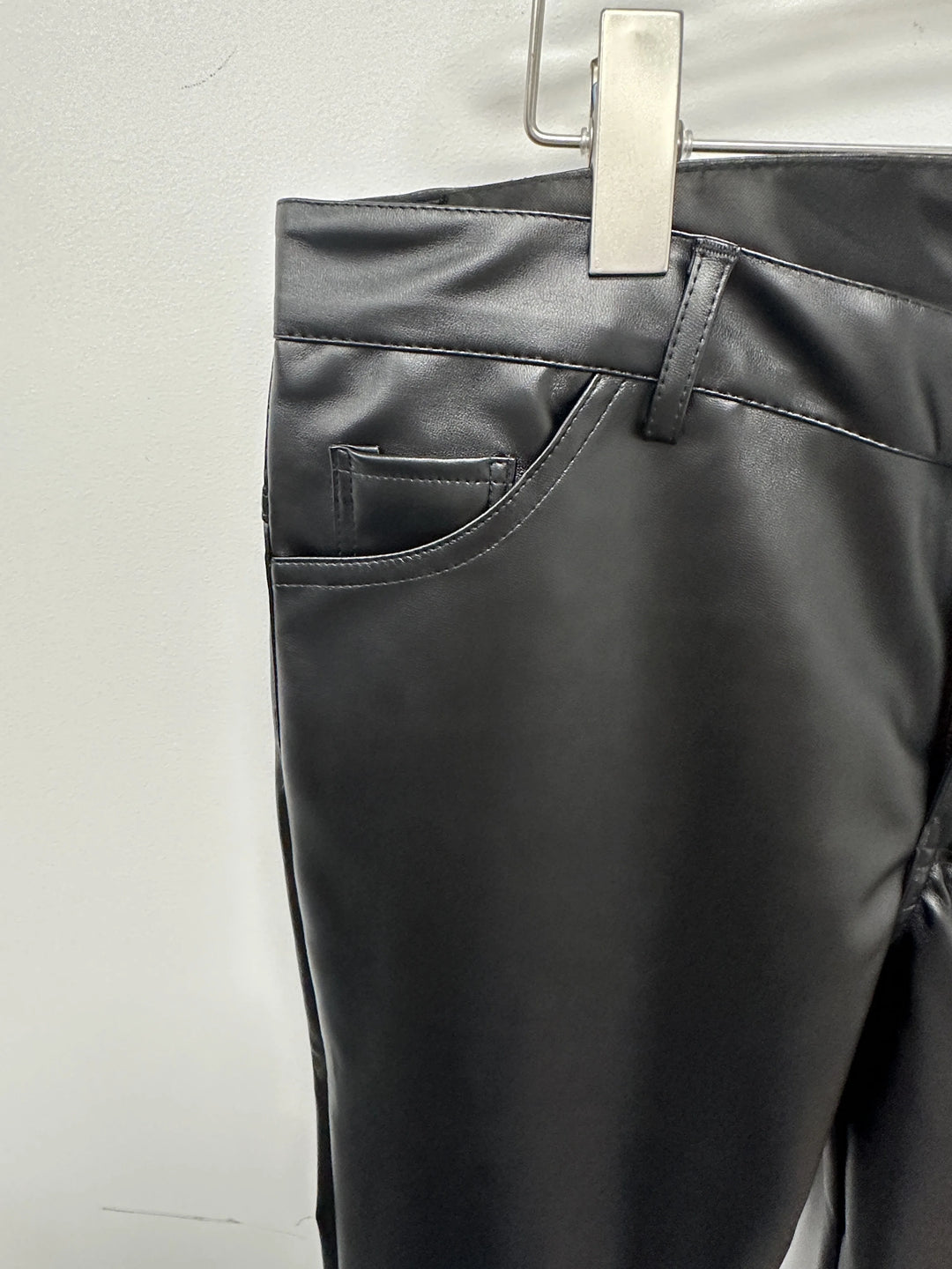 Klassische herrenhose im lederlook