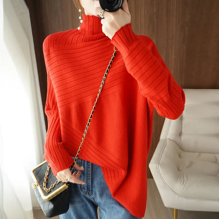 Gemütlicher pullover mit hohem kragen und asymmetrischem saum