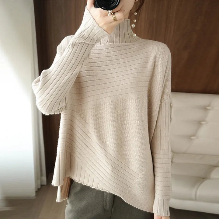 Gemütlicher pullover mit hohem kragen und asymmetrischem saum