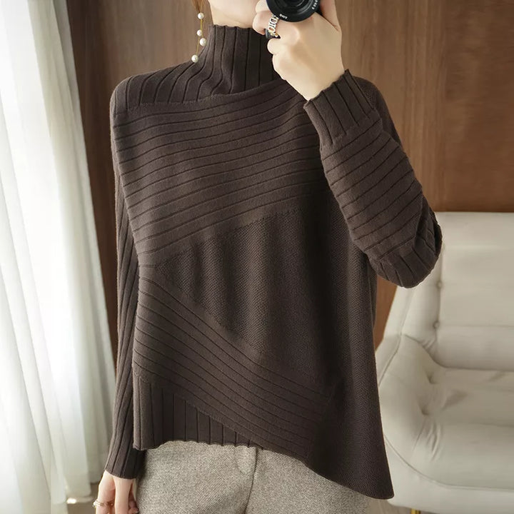 Gemütlicher pullover mit hohem kragen und asymmetrischem saum