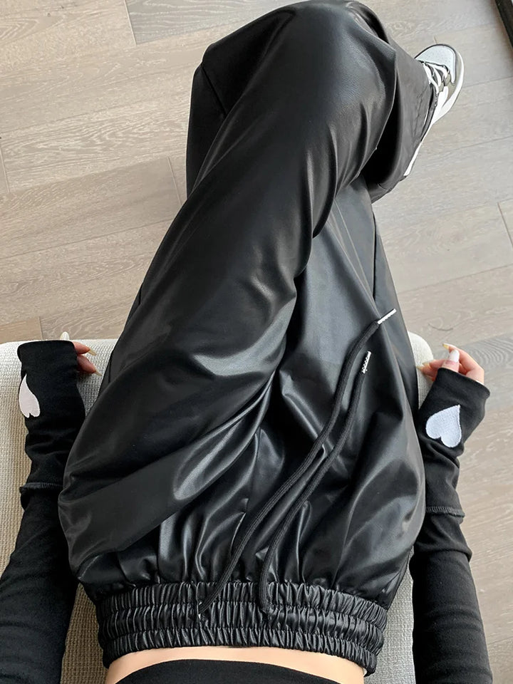 Weit geschnittene hose im lederstyle mit elastischem bund