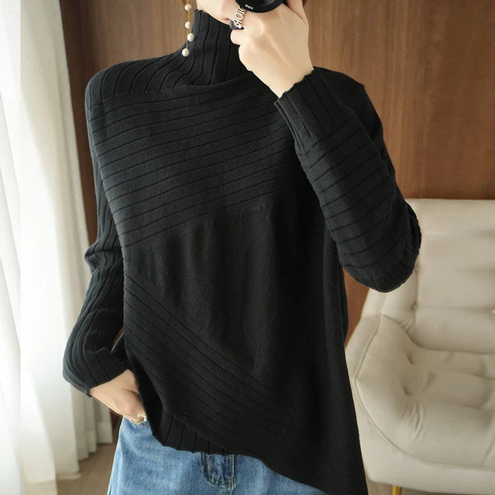 Gemütlicher pullover mit hohem kragen und asymmetrischem saum