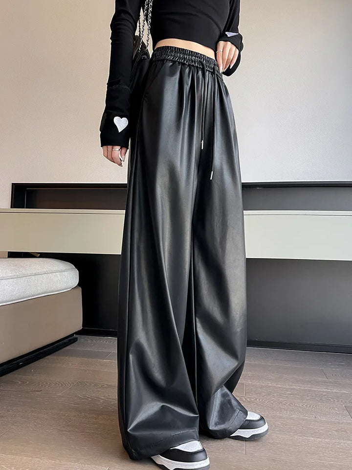 Weit geschnittene hose im lederstyle mit elastischem bund