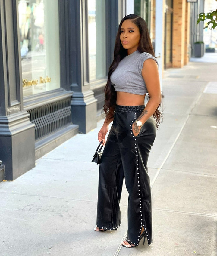 Elegante stilvolle high-waist-hose im lederlook mit weitem bein