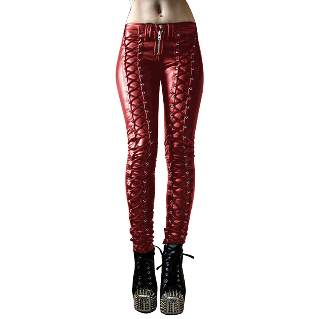 Damenhose im lederlook mit schnürdetails