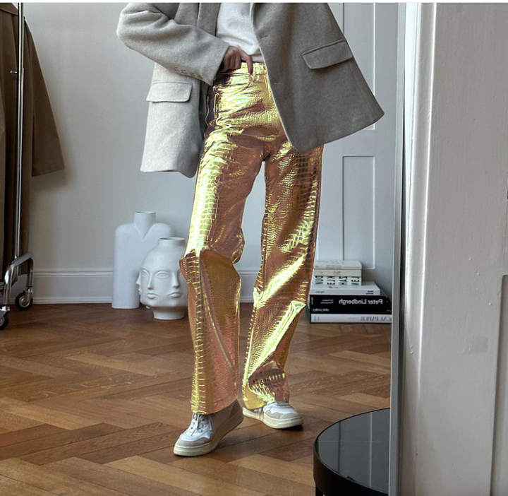 Elegante glänzende hose mit geradem bein
