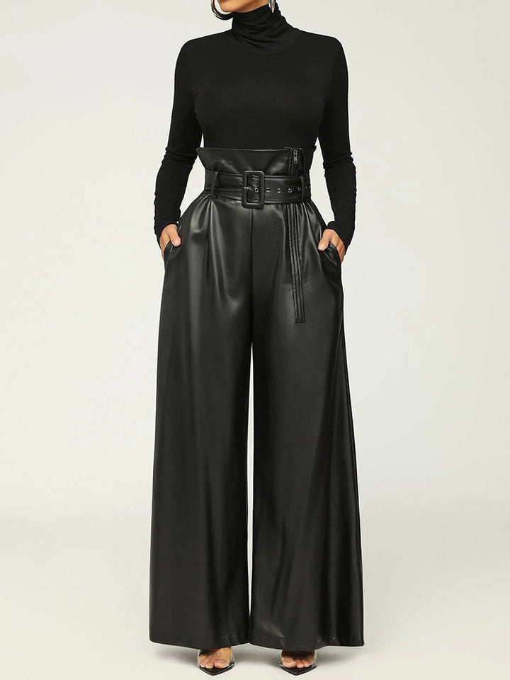 Modische hose im lederlook mit weitem bein und stylischem taillengürtel