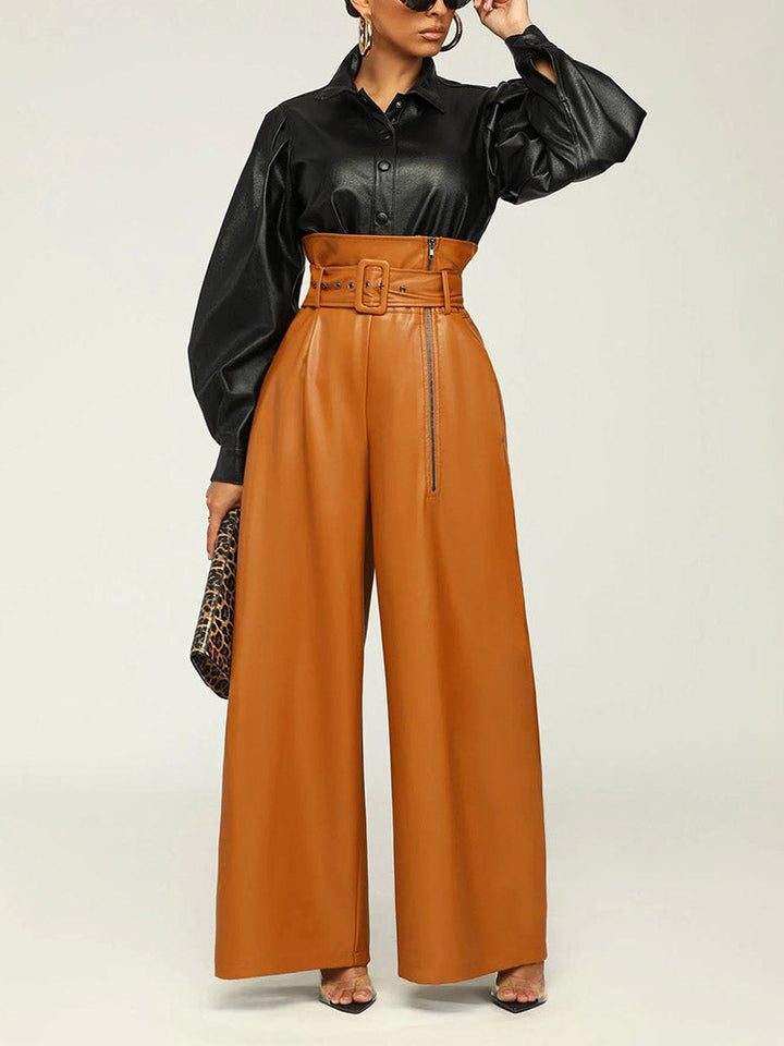 Modische hose im lederlook mit weitem bein und stylischem taillengürtel